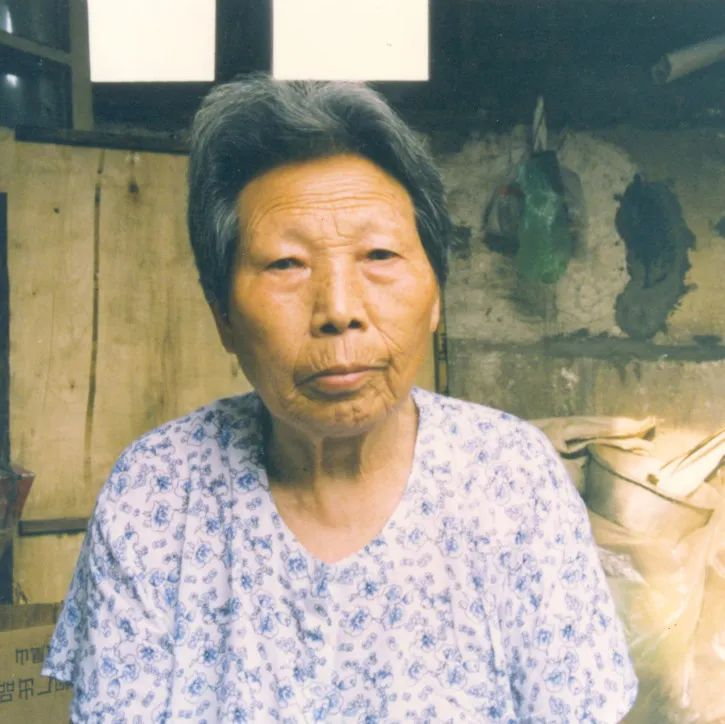 DƬ